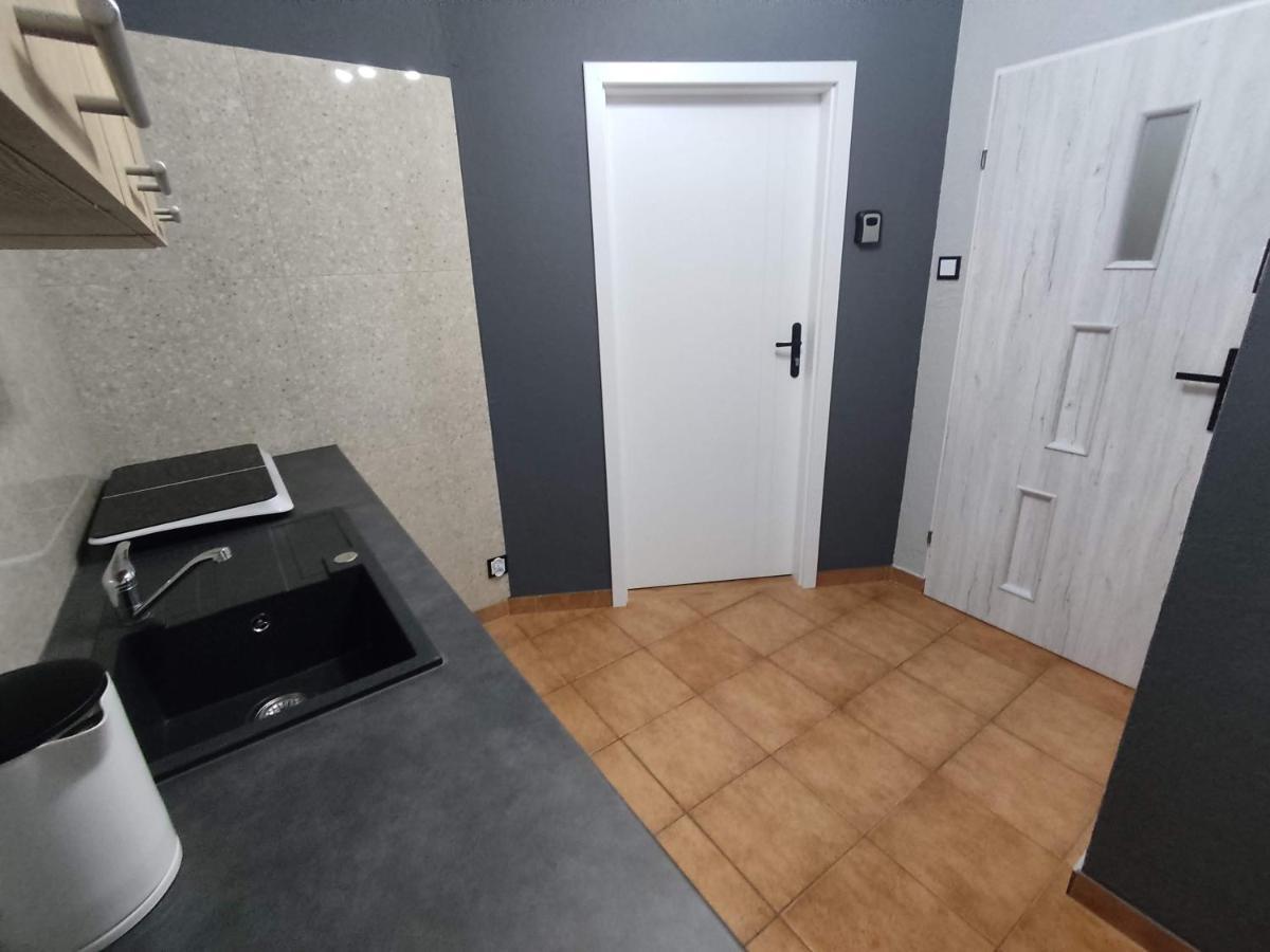 3030 Jana Spychalskiego 32 - Tanie Pokoje W Apartamencie - Samodzielne Zameldowanie - Self Check In Poznań Exterior foto